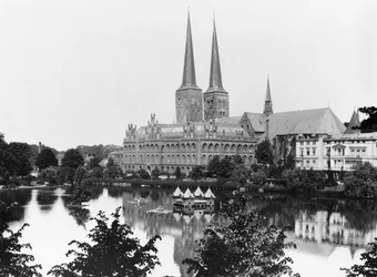 View of the museum with the Marienkirche in the background, Lubeck, c.1910
